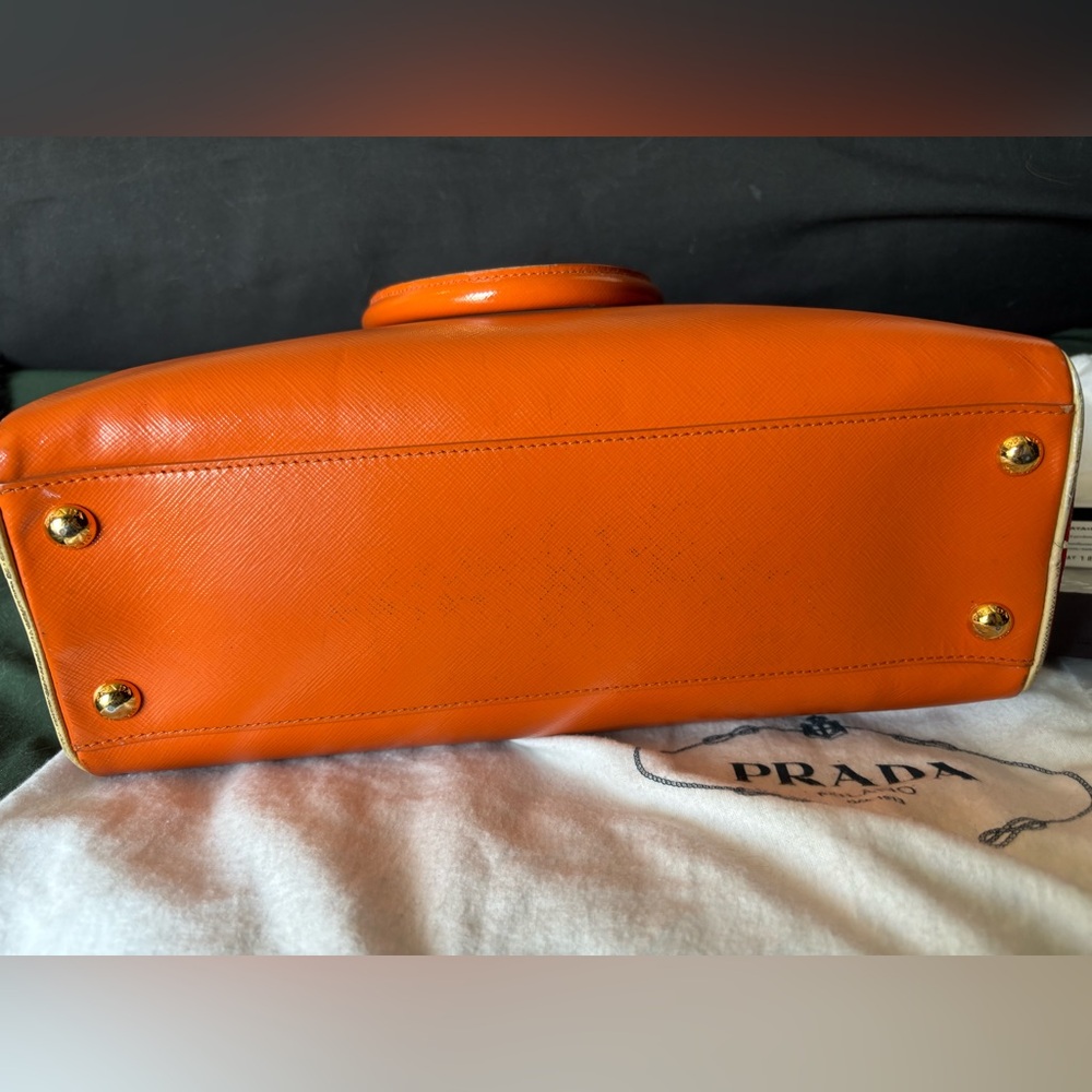 PRADA | RARE Limited Edition Papaya and Rosso Saffiano Vernice Pyramid Frame Bag - Picture 10 of 16